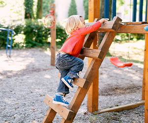 Mit Kindern Schuhe binden üben